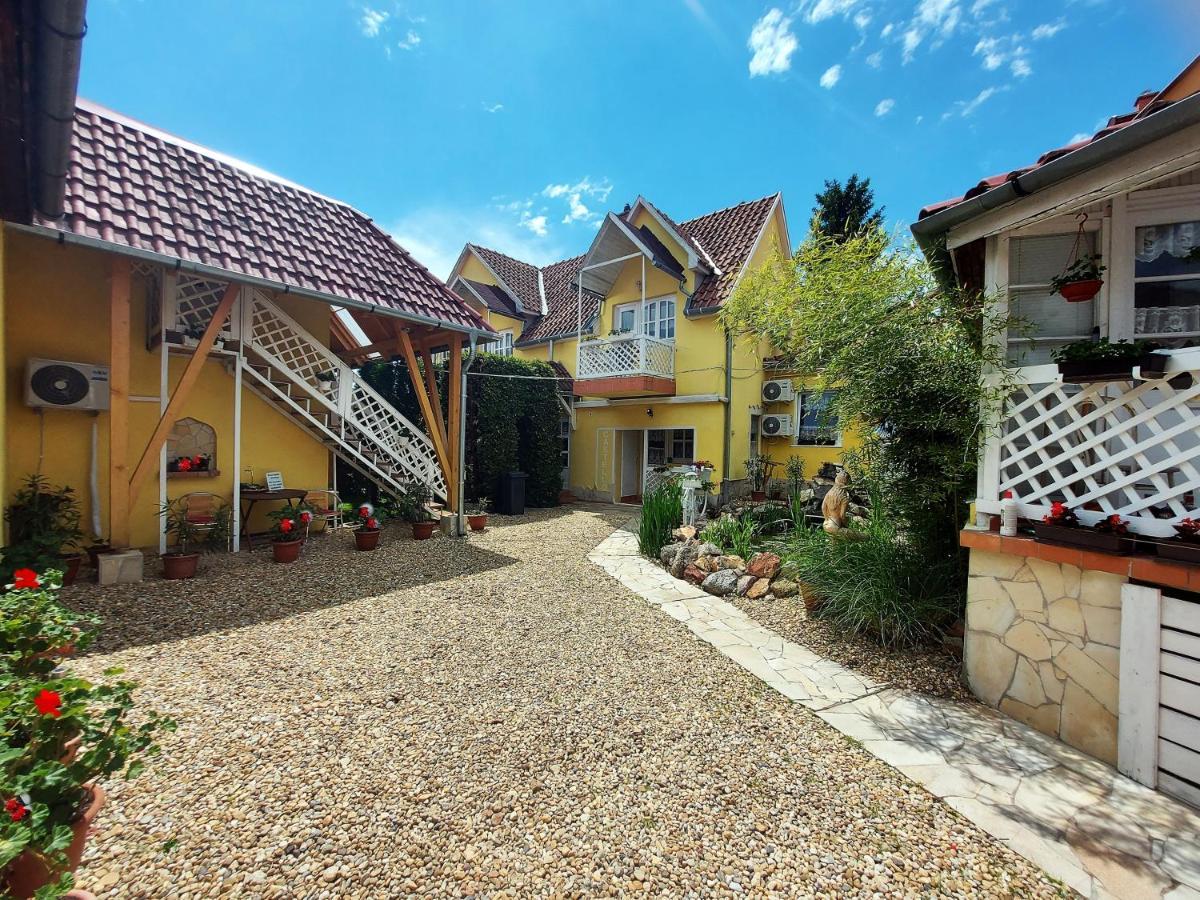 Castello Vendeg Es Apartmanhaz 에게르 외부 사진