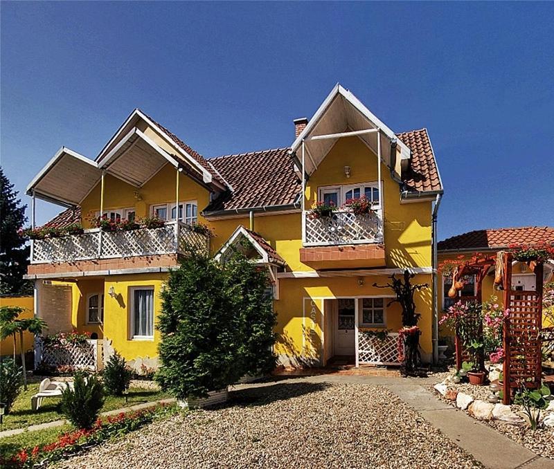 Castello Vendeg Es Apartmanhaz 에게르 외부 사진